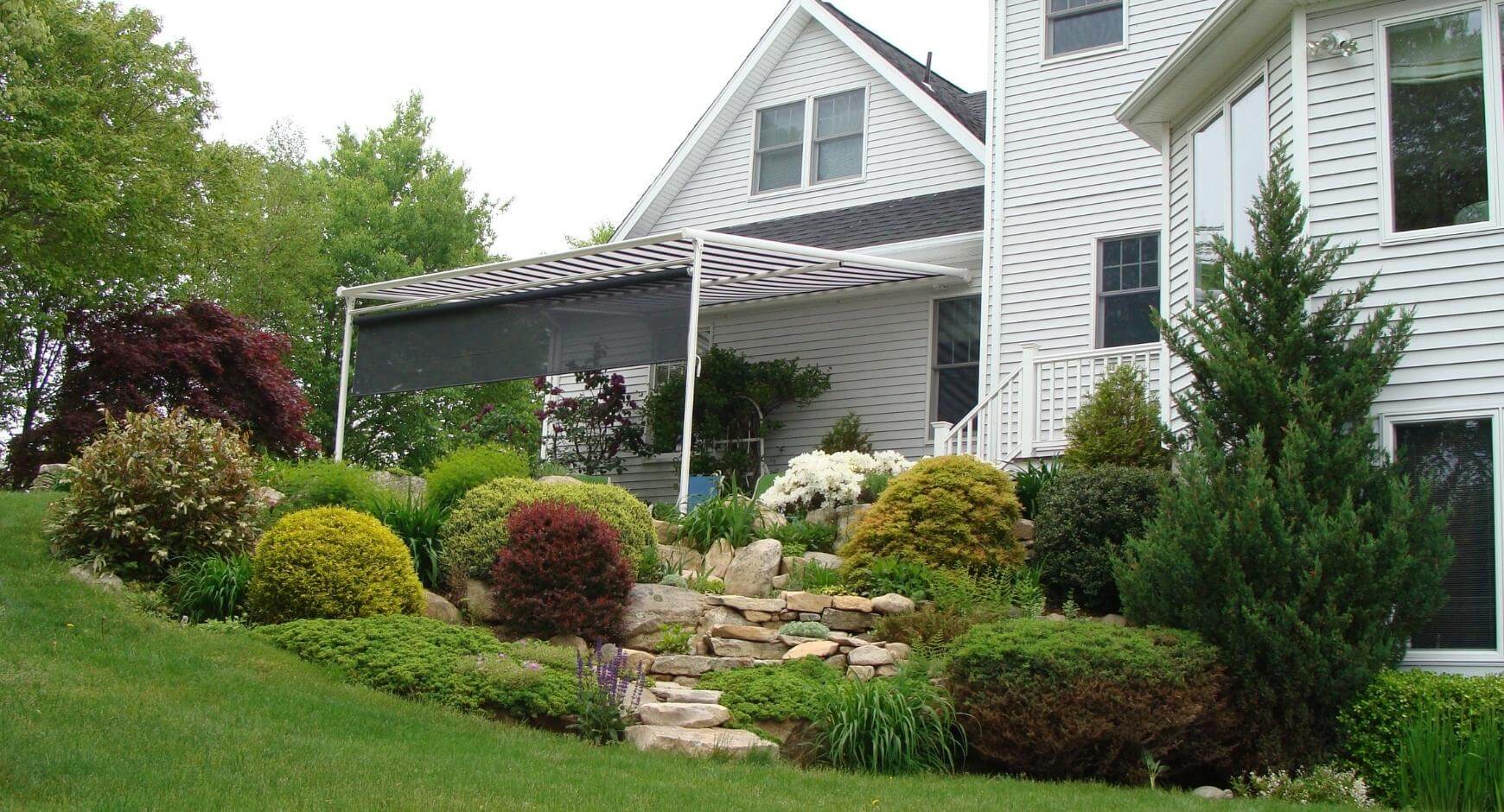 landscaped walkway to the patio