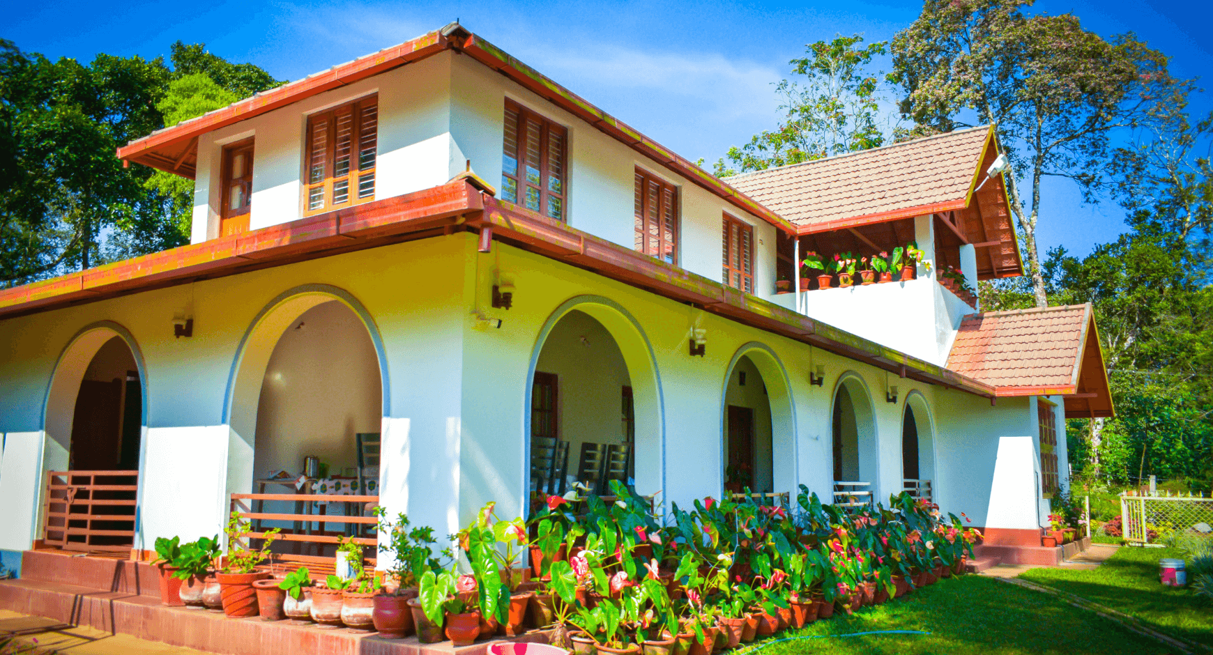 Image of a home with exterior window trim that contrasts with the color of the house