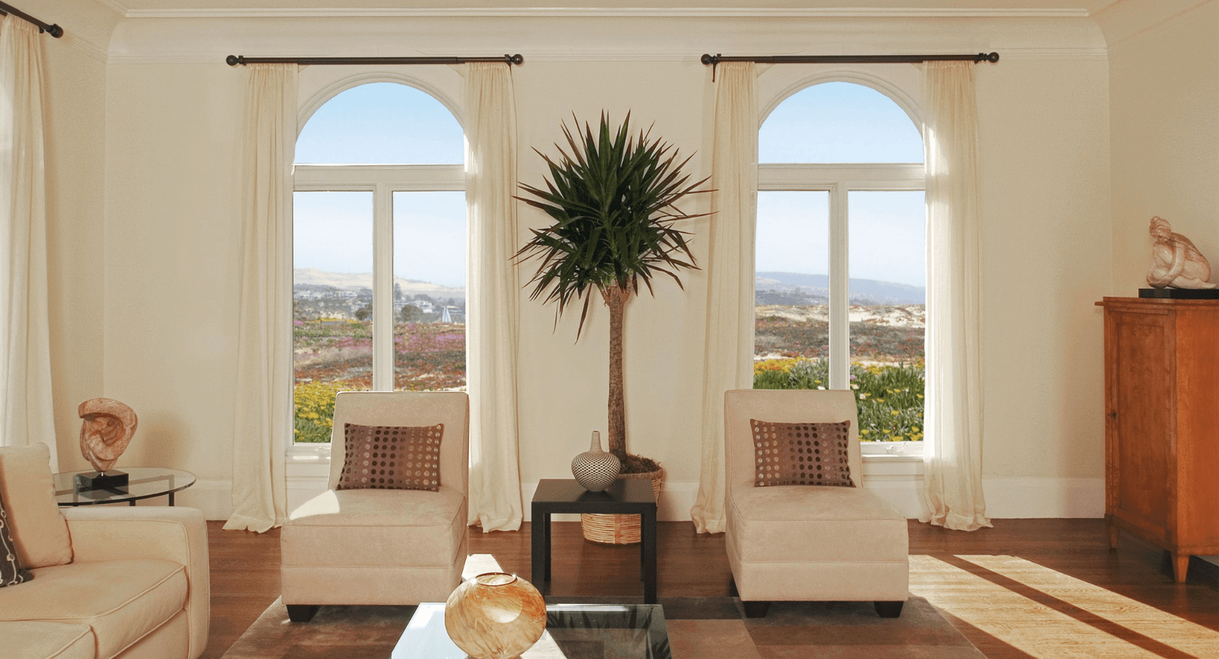 Image of a Mediterranean-style living room 